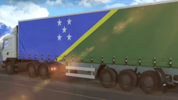 Flaga Wysp Salomona Pokazana Boku Dużej Ciężarówki Jadącej Autostradą — Wideo stockowe