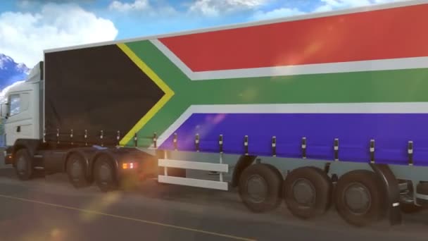 Bandeira África Sul Mostrada Lado Caminhão Grande Dirigindo Uma Rodovia — Vídeo de Stock
