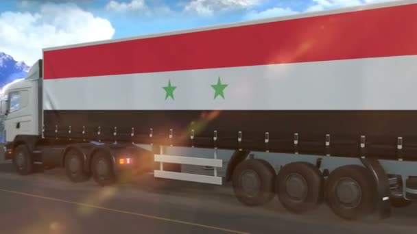 Σημαία Συρίας Στην Πλευρά Ενός Μεγάλου Φορτηγού Που Οδηγεί Αυτοκινητόδρομο — Αρχείο Βίντεο