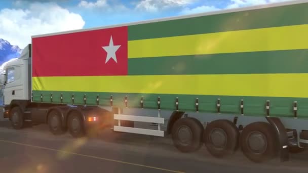 Σημαία Τόγκο Στην Πλευρά Ενός Μεγάλου Φορτηγού Που Οδηγεί Αυτοκινητόδρομο — Αρχείο Βίντεο