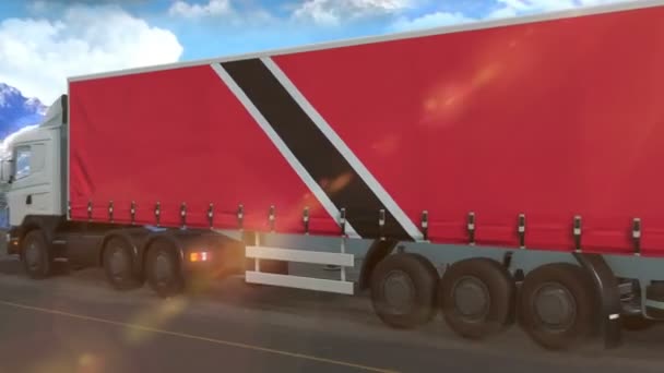 在高速公路上行驶的一辆大型卡车侧面挂着特立尼达和多巴哥国旗 — 图库视频影像