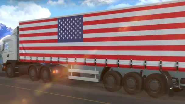 高速道路を走行する大型トラックの側面に表示される米国の国旗 — ストック動画