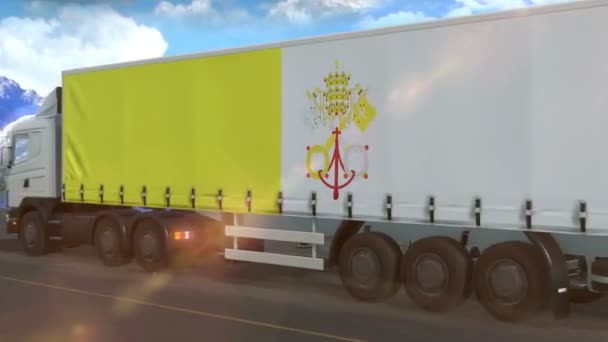 Σημαία Βατικανού Στην Πλευρά Ενός Μεγάλου Φορτηγού Που Οδηγεί Αυτοκινητόδρομο — Αρχείο Βίντεο