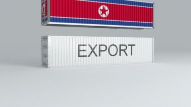 Bayrağı taşıyan konteynır ExPORT etiketli bir konteynırın üzerine düşer ve onu kırar