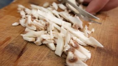 Bıçakla mutfağı doğramak. Mantar mantarları. Yakın çekim şampiyonları.