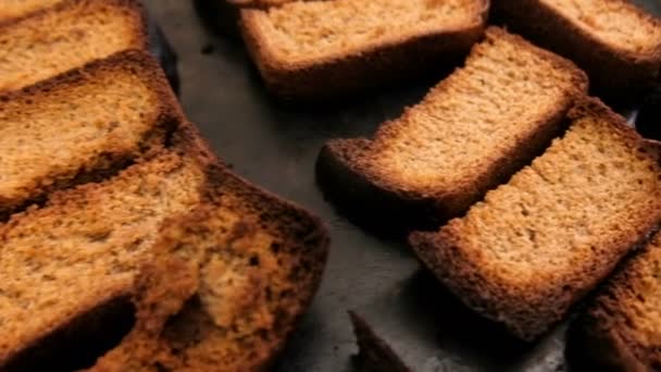Крекеры Черного Хлеба Приготовленные Варки Сусла — стоковое видео