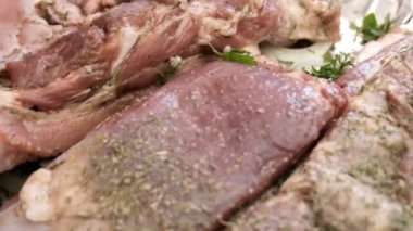 Domuz pirzolası pişirme işlemi