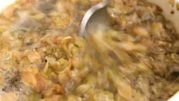 Hopfenbrauen Bei Der Herstellung Von Hausgemachtem Bier Der Pfanne — Stockvideo