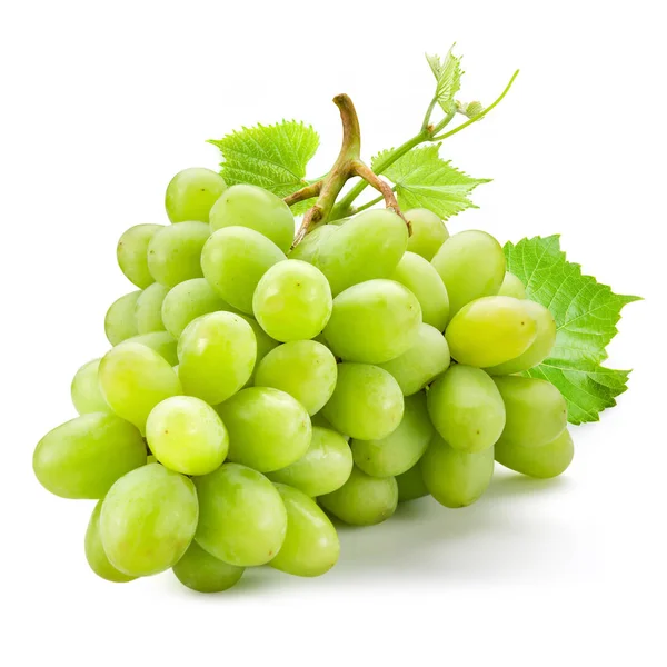 Uvas verdes frescas com folhas. Isolado em branco — Fotografia de Stock