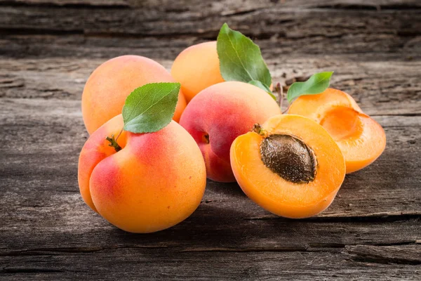 Frische Aprikose mit Blättern. Bio-Obst. — Stockfoto