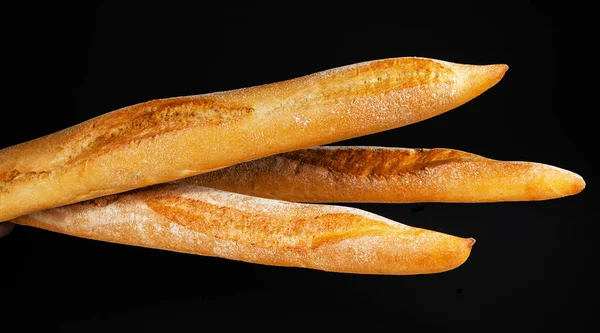 Pão Baguette isolado sobre fundo preto — Fotografia de Stock