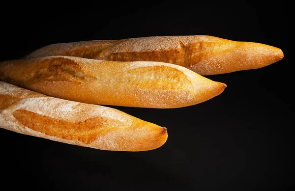 Baguette. Pão fresco isolado sobre fundo preto — Fotografia de Stock