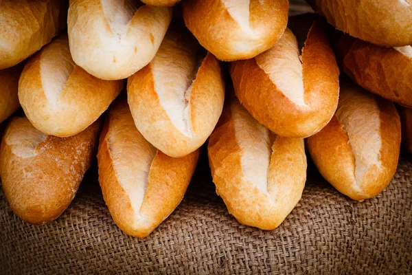 Pão assado no fundo escuro — Fotografia de Stock