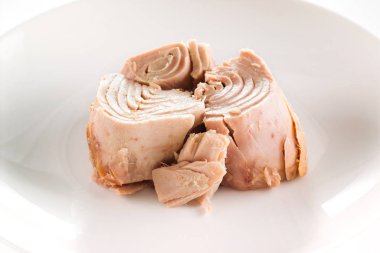 Ton balığı Whit 'te izole olur.