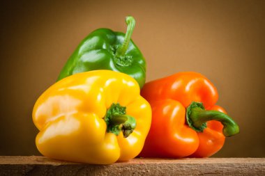 Organik paprika. Üç dolmalık biber. Kesme yolu