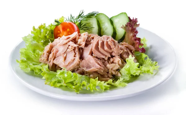 Atum enlatado com salada de legumes isolado — Fotografia de Stock