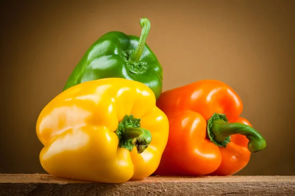 Organic paprica. Three bell peppers isolated. Clipping path — Stock Photo, Image