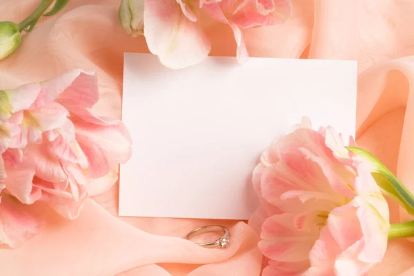 Tulpen met blanco kaart en diamanten ring — Stockfoto