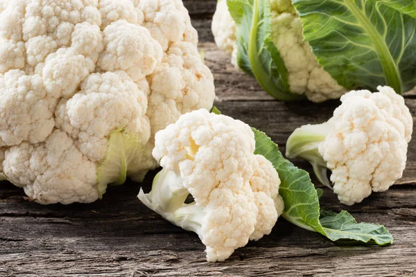 Cavolfiore biologico su sfondo di legno — Foto Stock