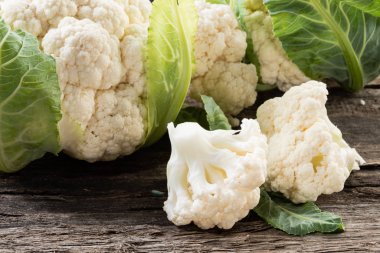 Ahşap arka plan üzerinde organik karnabahar