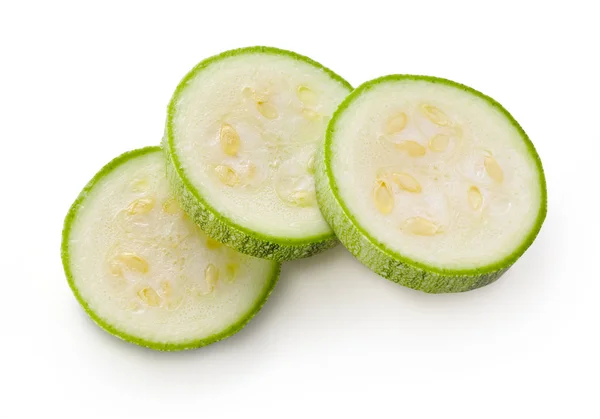 Kabak çorbası. Beyaz arkaplanda dilimlenmiş yeşil kabak — Stok fotoğraf