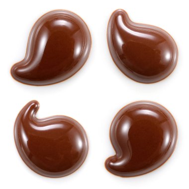 Beyaz arka planda izole edilmiş bir çikolata damlası. Koleksiyon