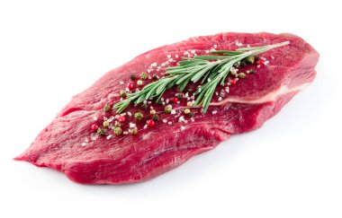 Beyaz arka planda izole edilmiş taze çiğ et. Organik yiyecekler.