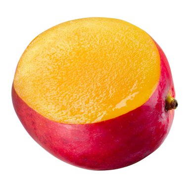 Kesik mangolu. Bir meyvenin yarısı beyaza izole edilmiş. Kesme yolu.