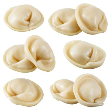 Hamur köftesi, pelmeni, ravioli. Kırpma yolu olan beyaza izole edilmiş.