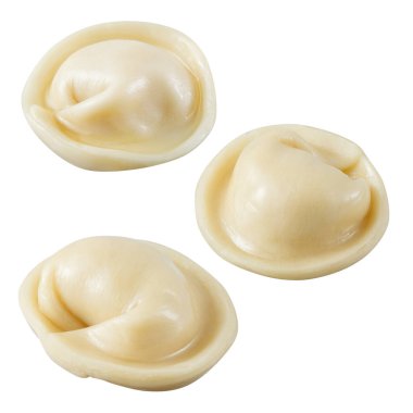 Hamur köftesi, pelmeni, ravioli. Kırpma yolu olan beyaza izole edilmiş.
