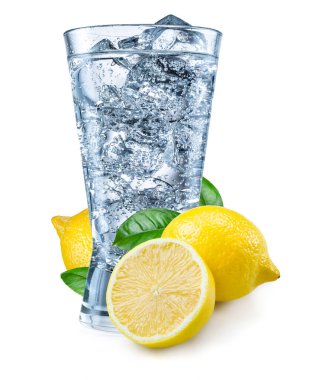 Beyaza izole edilmiş limonlu bir bardak su..