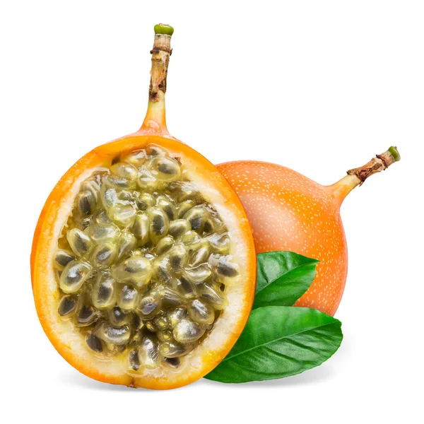 Granadilla Hela Och Halv Passionsfrukt Med Blad Isolerade Vitt — Stockfoto