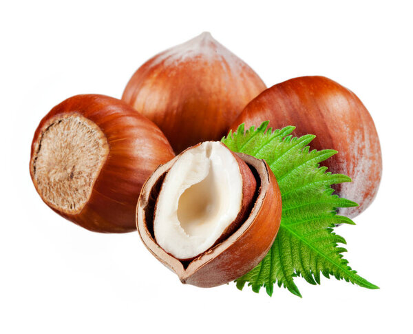 Натуральные органические орехи с листьями
