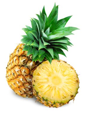 Beyaz üzerine dilimlenmiş ananas.