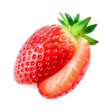 Çilekli. Beyazda izole edilmiş kesilmiş meyve