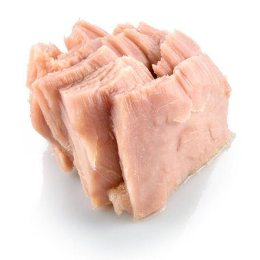 Ton balığı. Konserve balık beyazda izole edilmiş.