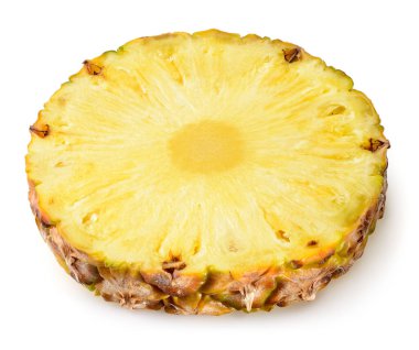 Taze kesilmiş ananas. Yuvarlak dilim beyaz arkaplanda izole edildi.