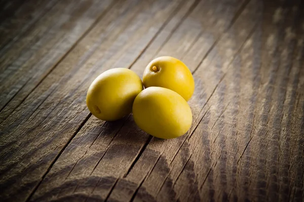 Tres Aceitunas Verdes Orgánicas Sobre Mesa Madera —  Fotos de Stock