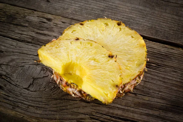 Een Ananas Snijwonden Hout Biologische Vruchten — Stockfoto