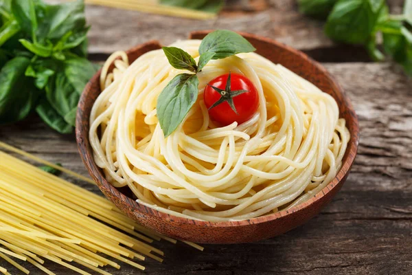 Placa Con Espaguetis Tomate Salsa Albahaca — Foto de Stock