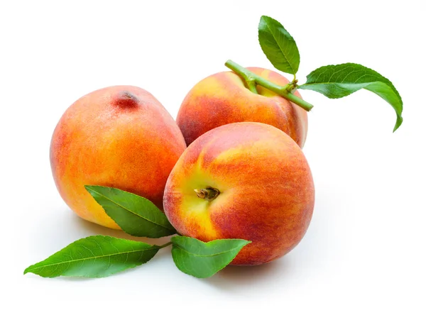 Pfirsich Früchte Mit Blättern Isoliert Auf Weiß — Stockfoto