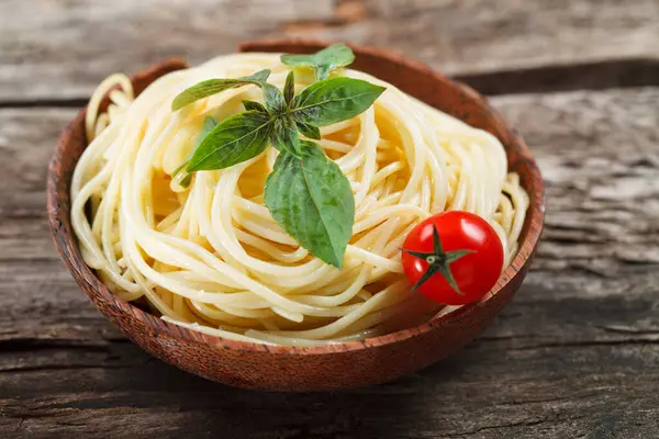 Włoskie Jedzenie Makaron Spaghetti Pomidorem Bazylią — Zdjęcie stockowe