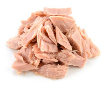 Ton balığı. Konserve balık beyazda izole edilmiş.