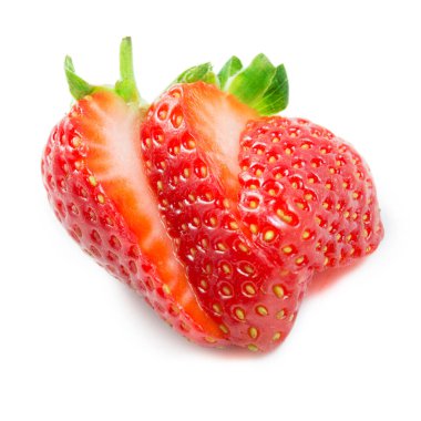 Çilekli. Dilimlenmiş meyve beyaz, doğal arka planda izole