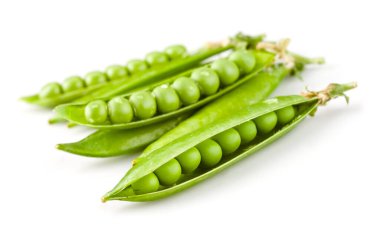 Bir kabuktaki bezelyeler beyazda izole edilmiş