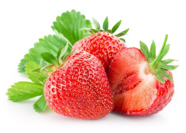 Beyaz arkaplanda yaprakları olan çilek