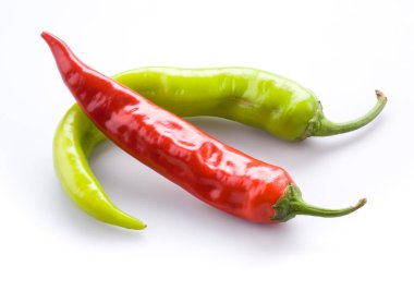 İki acı kırmızı biber, bir beyaz üzerine izole edilmiş.