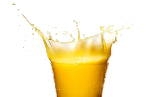 オレンジジュース ガラスでスプラッシュ 白に隔離された — ストック写真