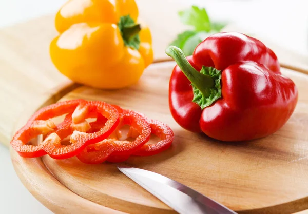 Biologische Paprikapeper Met Plak Houten Tafel — Stockfoto