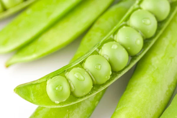 新鮮な緑のエンドウ豆と — ストック写真